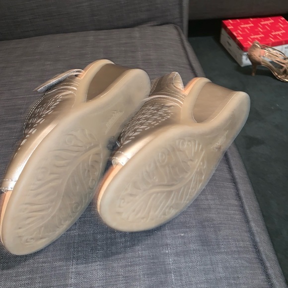 EUC- Earth Cascade Cutout Wedge Sandal - Picture 4 of 8